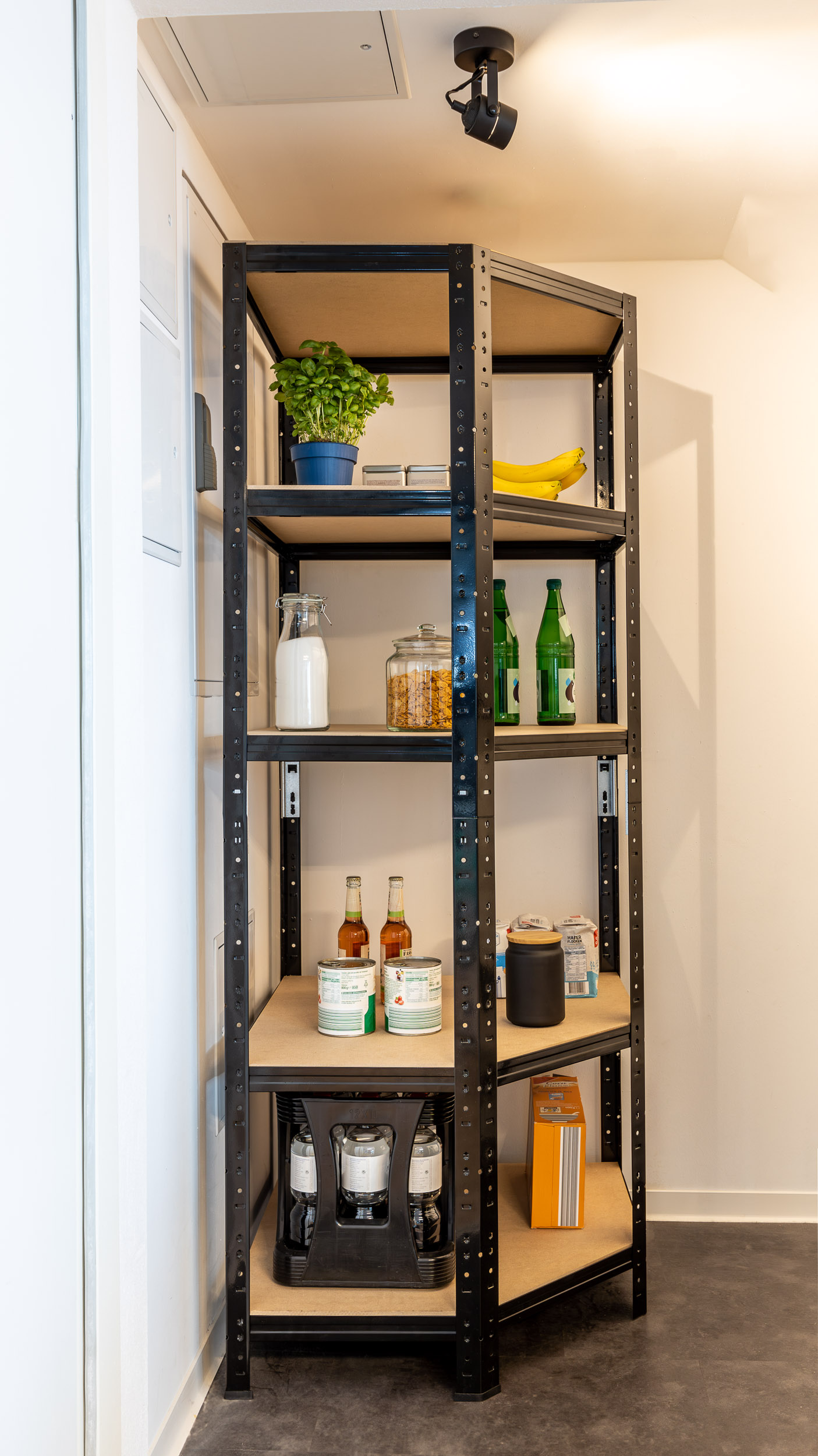 Rohový regál do spíže